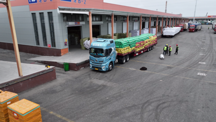 霍尔果斯陆港国际物流园迎来物流高峰